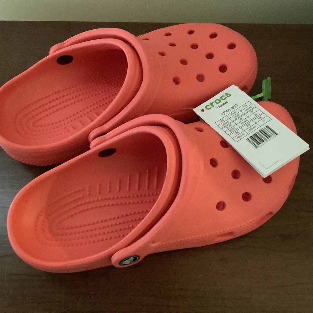 NEW Classic Crocs size 8W or 6M NWT